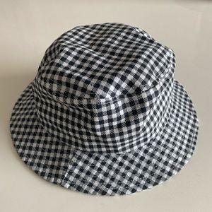 UO WHITE AND BLACK BUCKET HAT